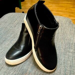 Women’s wedge boot shoe ! Black size 7w good condition!